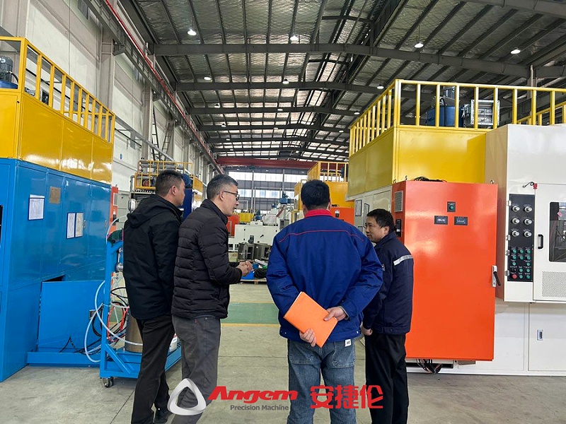 鹽城客戶驗收噴膠機1