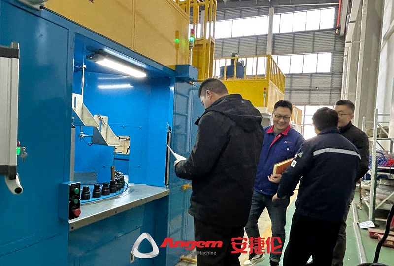 鹽城客戶驗（yàn）收噴膠機3