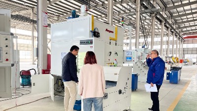 美國客戶驗收橡膠減震鏈式滾膠機 考察塗（tú）裝磷化廢氣（qì）處理設備