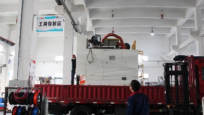 揚（yáng）州客戶自動噴膠機發貨了，你也想要一台嗎？