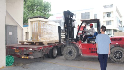 河南恒發內孔滾（gǔn）膠機發貨--汽車橡膠減（jiǎn）震（zhèn）件專用