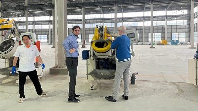 無錫橡膠密封件客戶到訪羞羞视频在线观看考察滾噴機，試機打樣