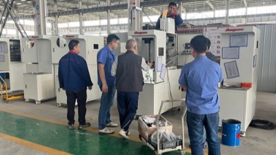 紹興（xìng）汽車零部件客戶（hù）到訪，參觀減震器襯套縮徑（jìng）機（jī）