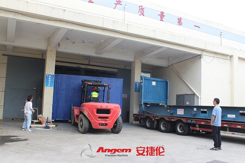 噴膠機（jī）發貨