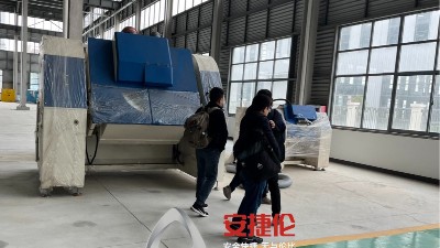 國內知名拉鏈企（qǐ）業（yè）到訪羞羞视频在线观看考察滾噴機設備