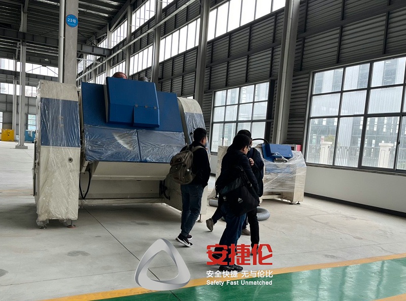 福建潯興拉鏈客戶參觀羞羞视频在线观看滾噴機2 - 副本