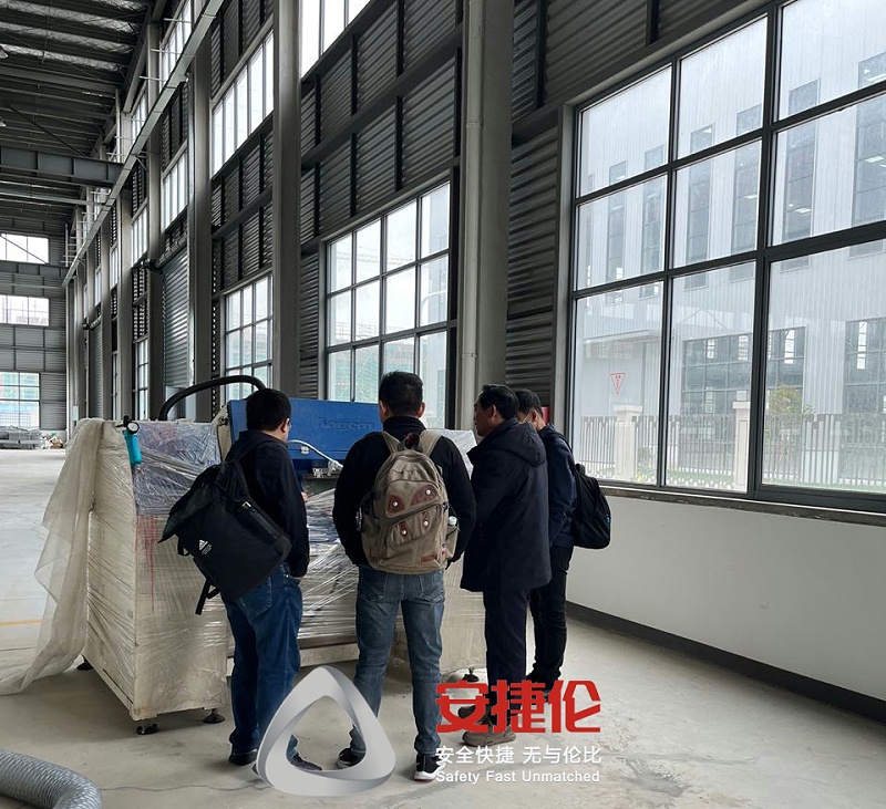 福（fú）建（jiàn）潯興拉鏈客戶參觀羞羞视频在线观看滾噴（pēn）機3 - 副本