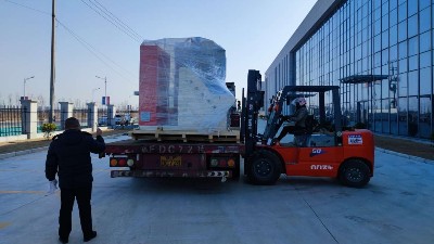 【開年設備首發】自（zì）動滾膠機發貨四川汽車零部件橡塑製品客戶