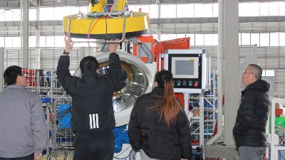 天津磁性材料（liào）客戶參觀（guān）羞羞视频在线观看全自動（dòng）滾噴（pēn）機器