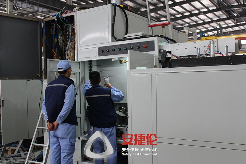 參觀自動滾膠機東（dōng）海橡塑1