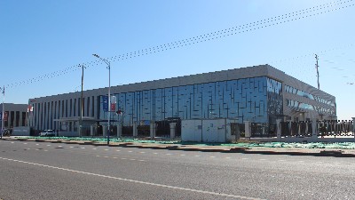 重慶（qìng）老客戶到訪羞羞视频在线观看新工（gōng）廠了解新型軌道式噴膠機等設備