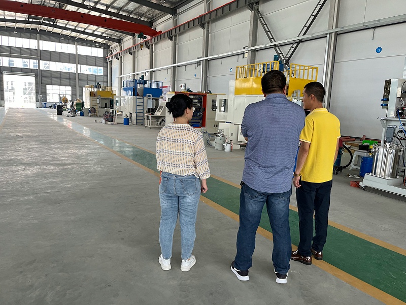 通州灣經開局曹副（fù）局長到南通工廠指導工（gōng）作 (6)