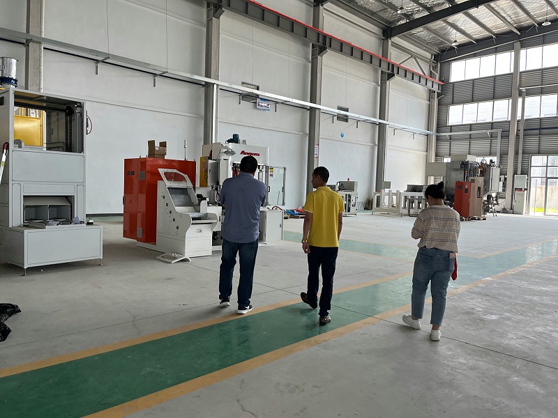 通州灣經開局曹副局長到南通工廠指導工作 (1)