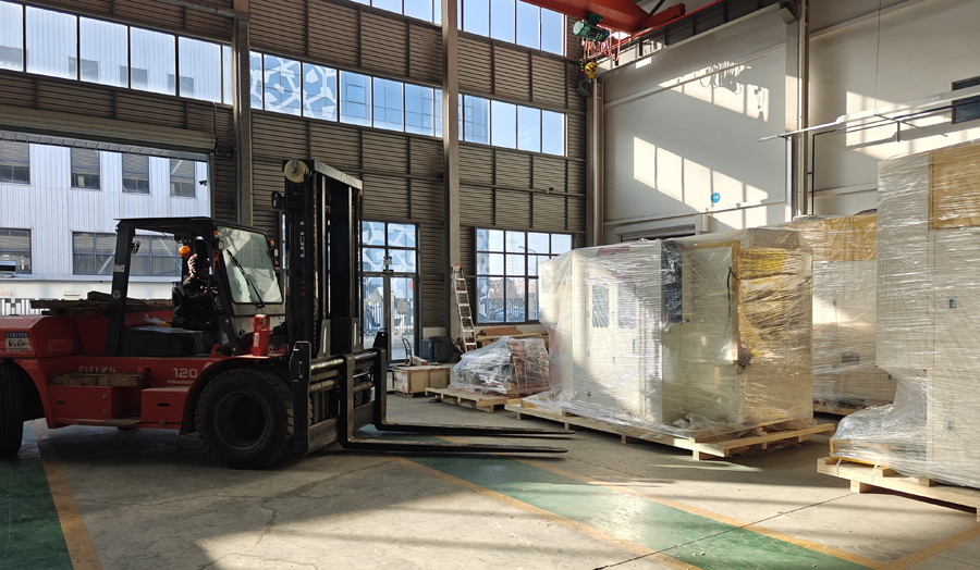 山東客戶訂購的自動（dòng）噴膠機順利發貨