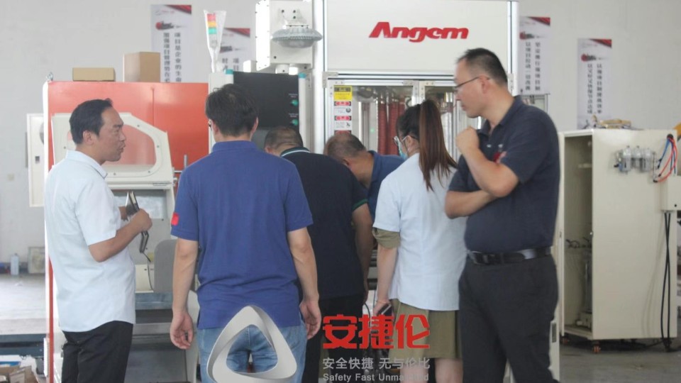 山東汽車（chē）配件客戶來訪，參觀蘇州羞羞视频在线观看自動噴塗設備