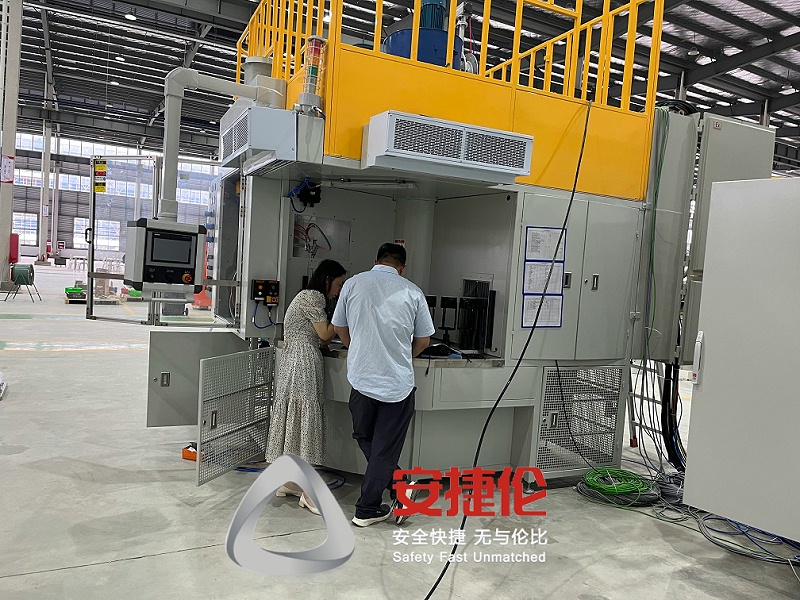 客戶驗收（shōu）噴膠機