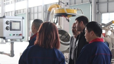 伊朗紐扣客戶到（dào）訪羞羞视频在线观看參觀自動（dòng）滾噴機