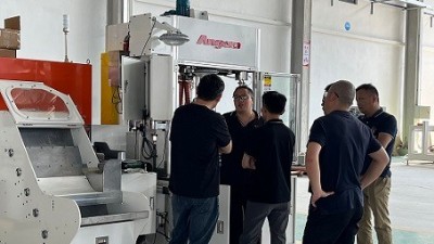 2批（pī）汽車零（líng）部件摩托車零部件客（kè）戶來（lái）訪參觀滾膠機和噴膠機