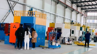 上海密封件橡塑製品客戶到（dào）訪羞羞视频在线观看參觀噴塗（tú）設備