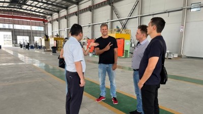 俄（é）羅斯客戶到訪考察橡膠減（jiǎn）震（zhèn）噴塗設備、縮徑機、磷化線