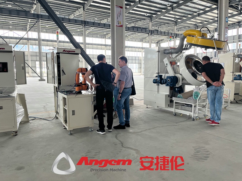 俄羅斯客戶參觀噴塗設備（bèi）4