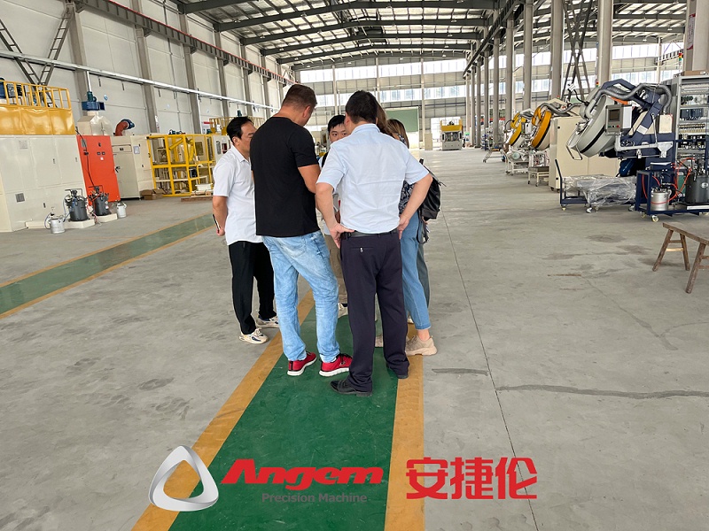 俄羅（luó）斯客戶參（cān）觀噴塗設備2