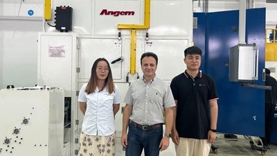 巴西（xī）橡膠減震客戶來訪考察噴膠機、浸膠機、塗膠機等設備