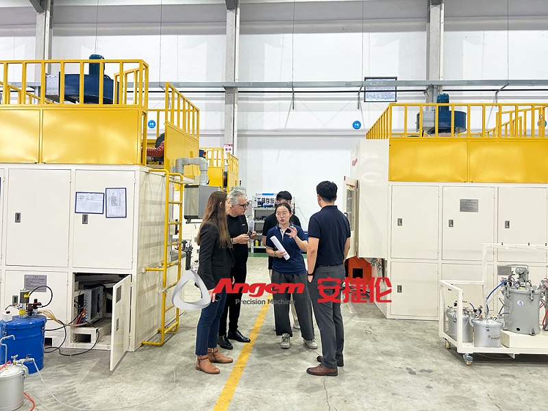 以色列（liè）客戶參觀噴膠機