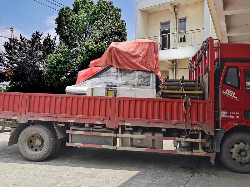 外圓自（zì）動（dòng）滾膠機發貨（huò）