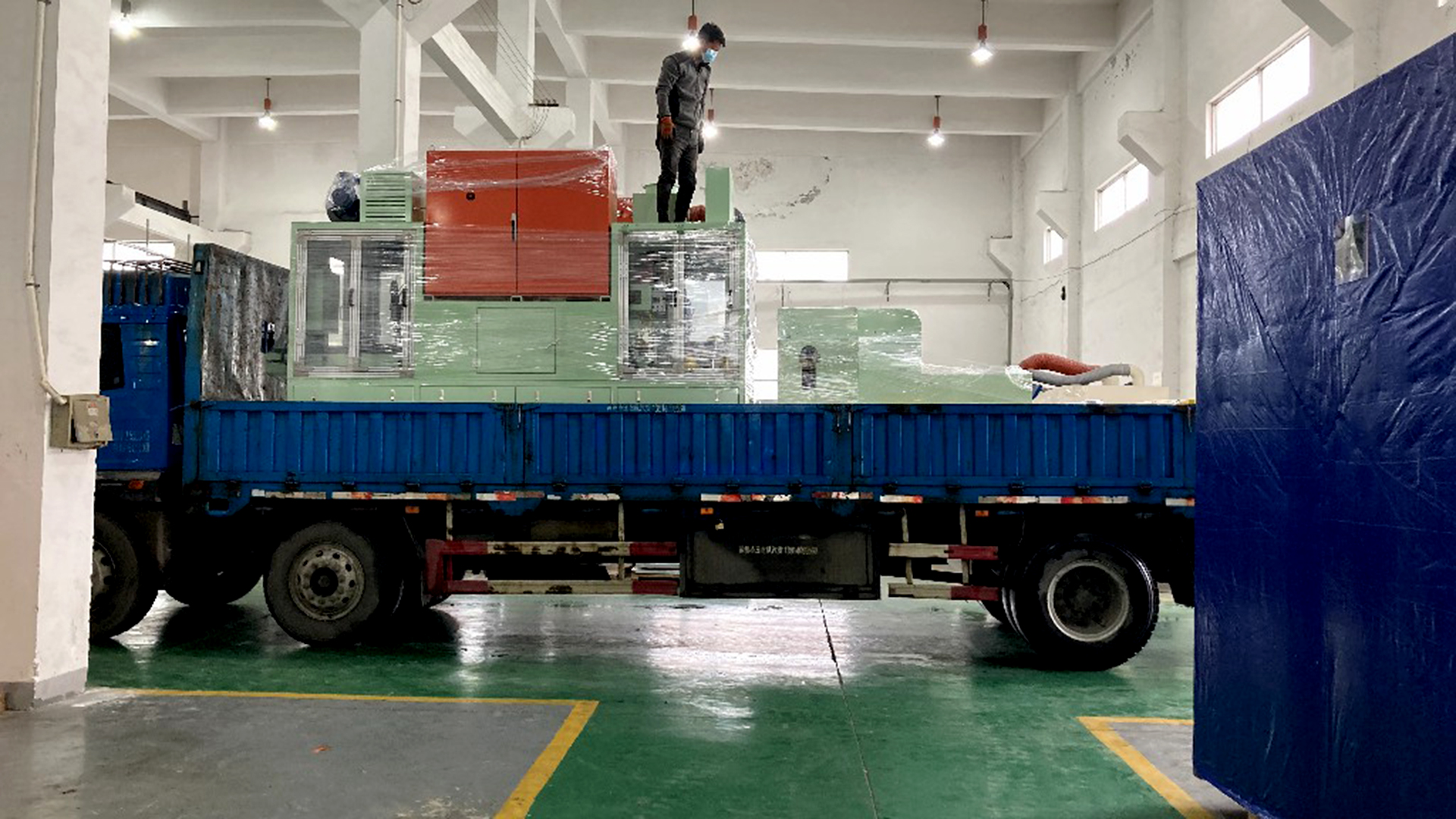 自動塗膠機又發（fā）貨了，專注（zhù）減（jiǎn）震器襯套塗膠！