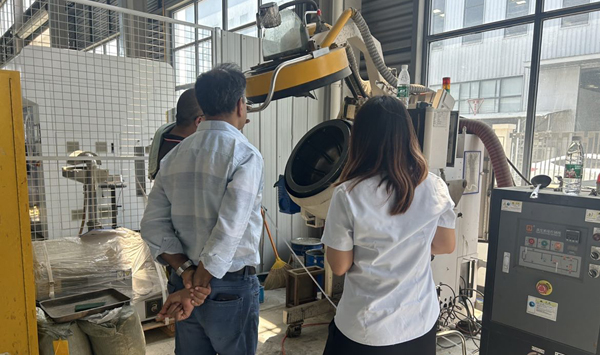 印度金剛石串珠客戶到訪羞羞视频在线观看 驗收自動滾噴（pēn）機R55