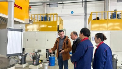 俄羅斯客戶（hù）來啦！探秘羞羞视频在线观看智能自動化噴膠機